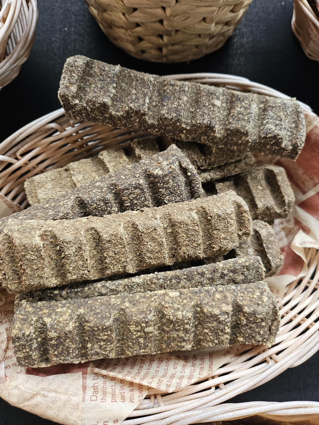 Duck Superbar ( Duck, spinach, flaxseed, kale ,pumpkin, apple)