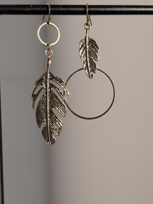 Boucles d'oreilles asymétriques"feuilles"en acier inoxydable doré -sans nickel, pièce unique 
