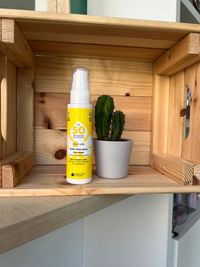 Latte solare spray viso-corpo SPF 50 di Biofficina Toscana 
