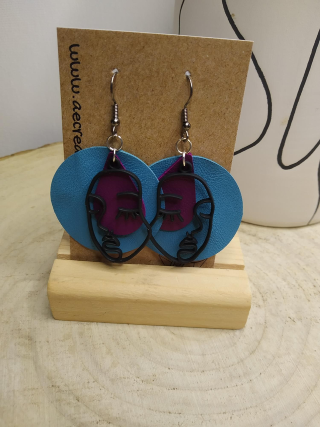 Boucles d&#039;oreilles line art cuir bleu