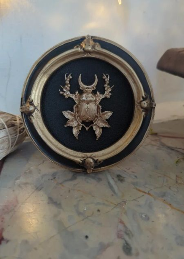 Cadre baroque noir et doré scarabée