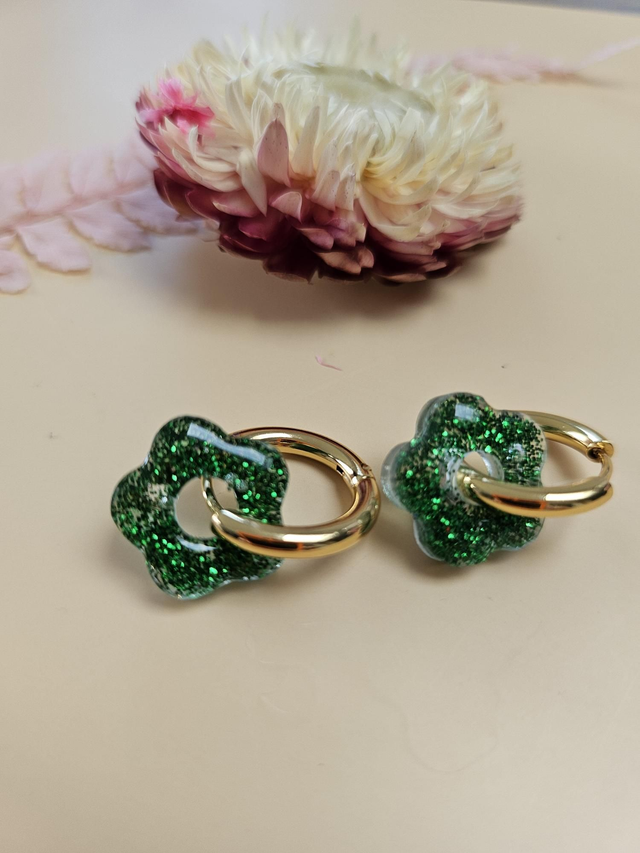 Boucles d&#039;oreilles en résine - Fleurs vertes pailletées 