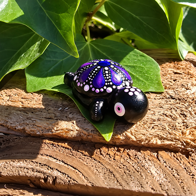 Petite tortue décorative – Mandala violet iridescent et rose - peint à la main