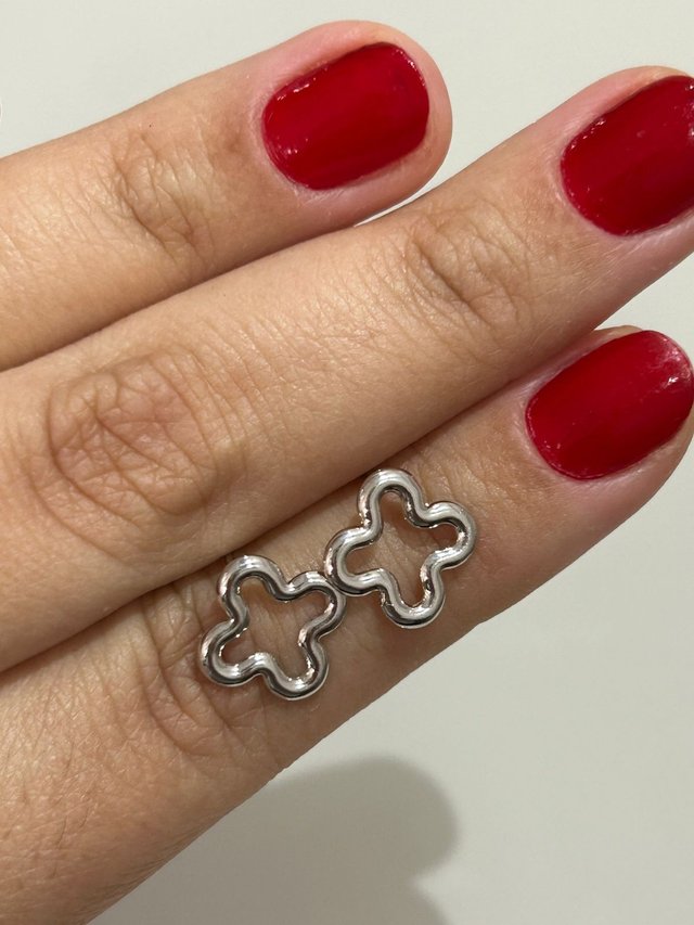 Brinco pino trevo P vazado banhado em ródio branco