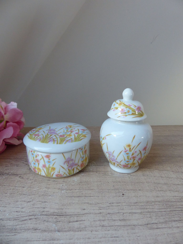 Ensemble de deux boites de rangement en porcelaine Vintage Décor Floral Taïwan, petite bonbonnière et pot à gingembre Japonais