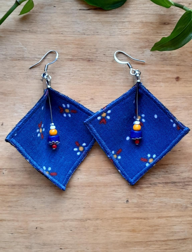 A- Boucles d'oreilles losanges bleus pois et perles