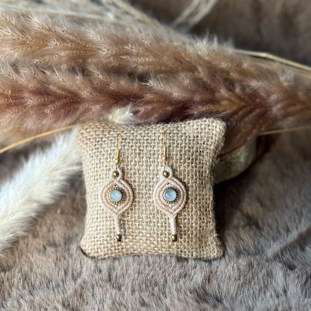 Luna - Boucles d’oreilles micro-macramé et pierre de lune / Collection Céleste