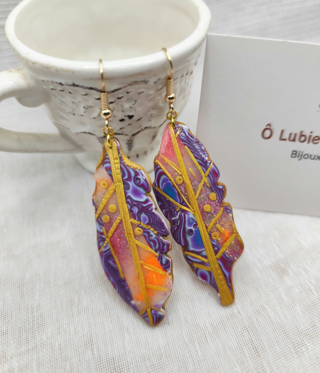 Boucles d’oreilles Plumes d’ange en argile polymère, parme
