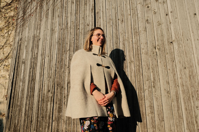 Cape courte en feutre – Élégance & Légèreté