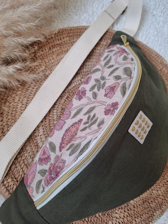 Banane kaki / fleurs roses / étiquette coeurs dorés