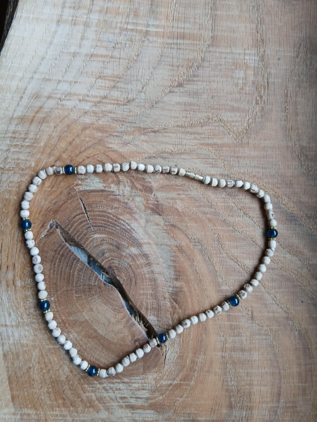 Lihtne kuid elegantne India stiilis kaelakee puust helmeste ning siniste pärlitega.