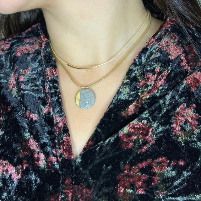 Collier accumulation gris granit avec médaille dorée fait main inspiration minimaliste