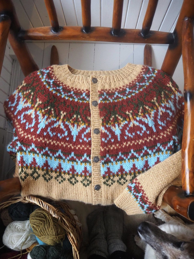 Alasuq Cardigan Kit - Col 03 (Dark Camel Troll) - Wool & Pattern - Linka Neumann