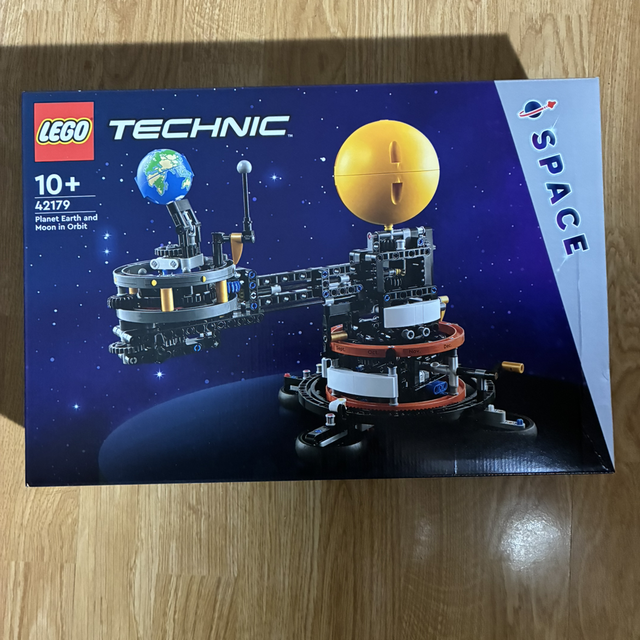 LEGO Technic 42179 – La planète Terre et la Lune en orbite