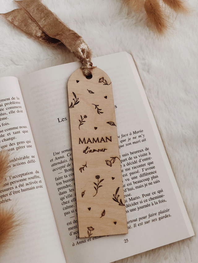 Marque page en bois gravé fleuri