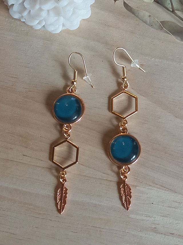Boucles d&#039;oreilles asymétriques - cabochon bleu-vert / hexagone métal or rose / plume / métal or rose
