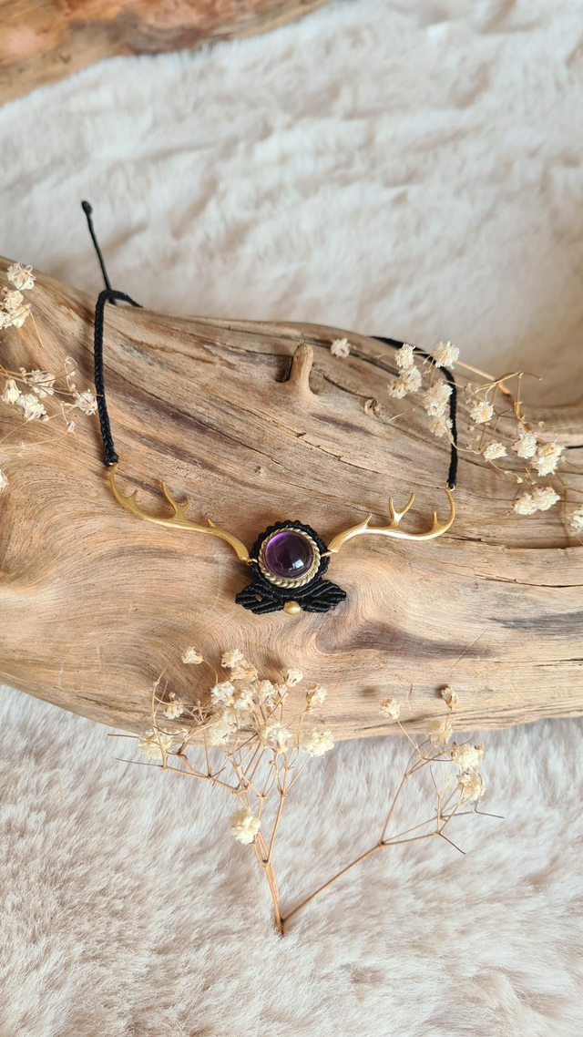 Collier cerf orné d'une améthyste 