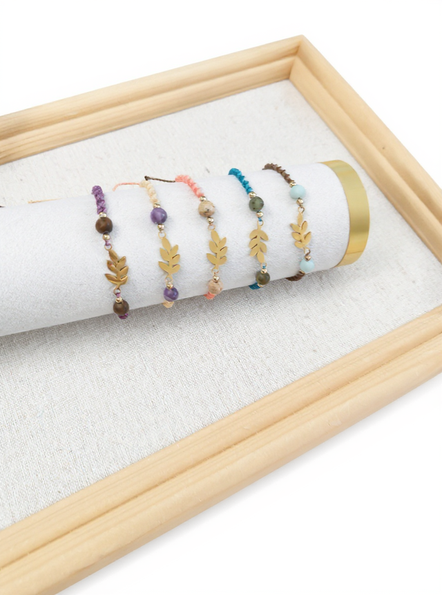 Bracelet feuille doré en micro-macramé