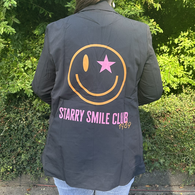 Blazer starrt smile