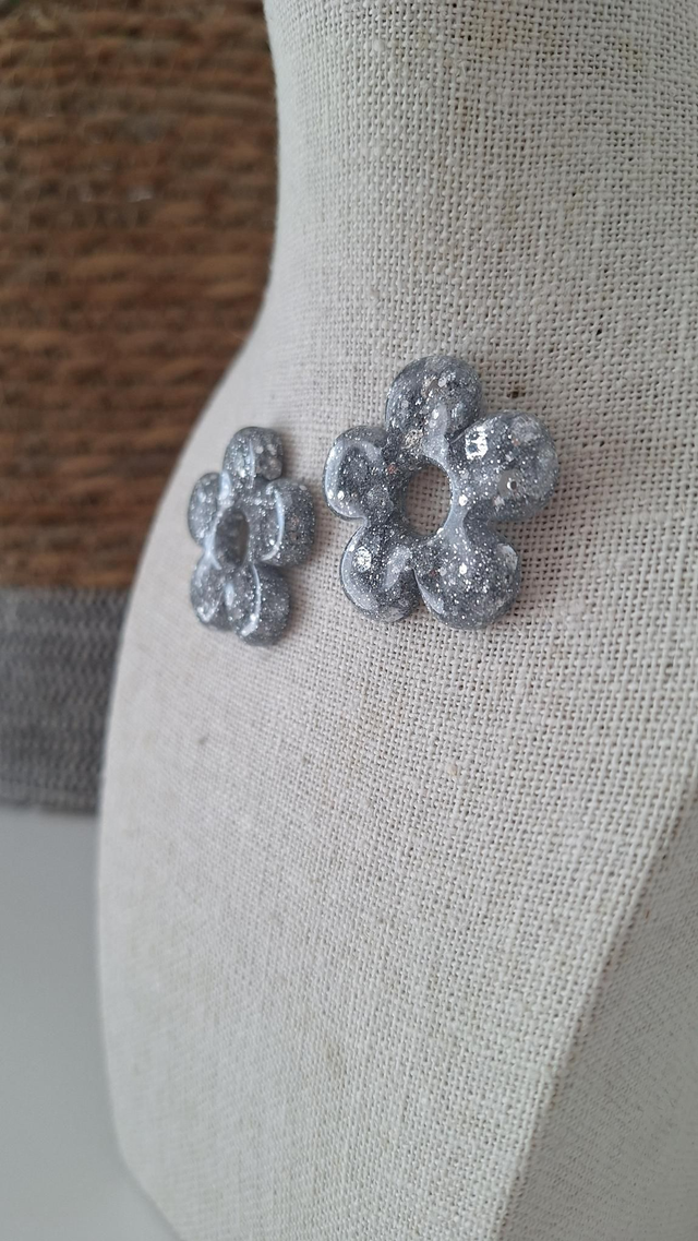 Boucles d'oreilles fleurs paillettes argentés 