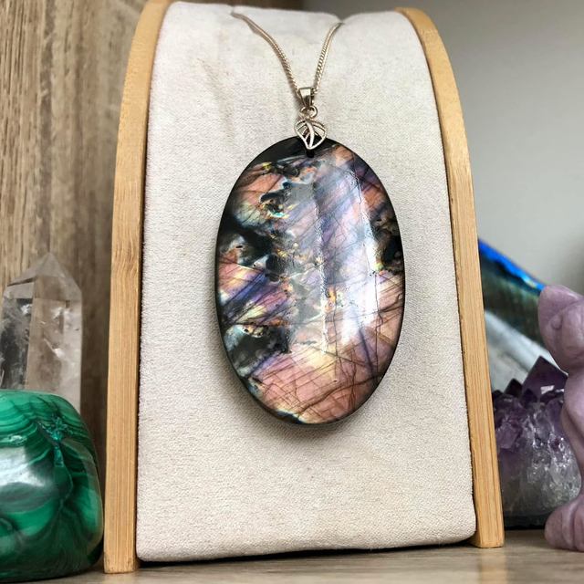 Pendentif en Spectrolite de plus de 7 cm et chaîne argent 