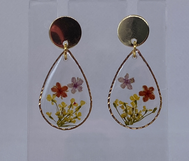 Gold earrings with real flowers 