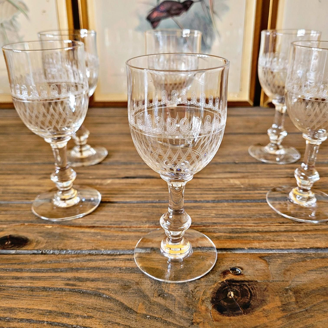 Verres à liqueur / digestif en cristal guilloché, jambe travaillée