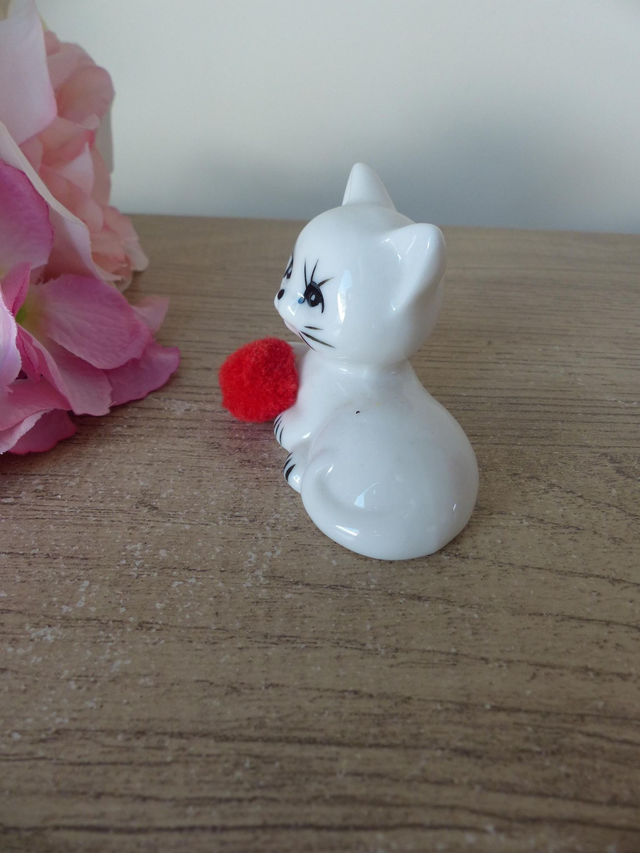 Figurine miniature de chat couché en céramique blanc avec pompon rouge, chat mignon joueur avec balle pom pom rouge, décoration cadeau chat