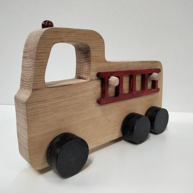 Camion pompier en bois teinté