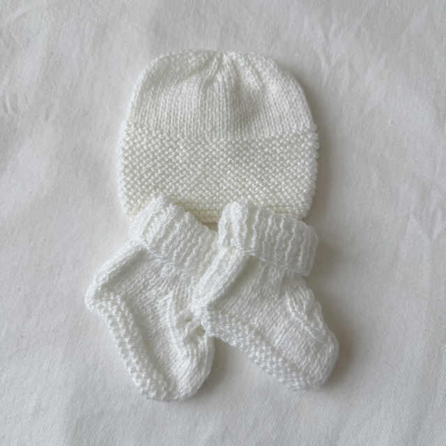 White knitted hat and booties set