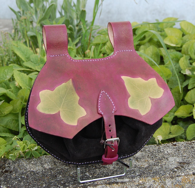 Escarcelle médiévale en cuir de couleur pourpre et doré idéal pour vos festivals médiévaux et autres