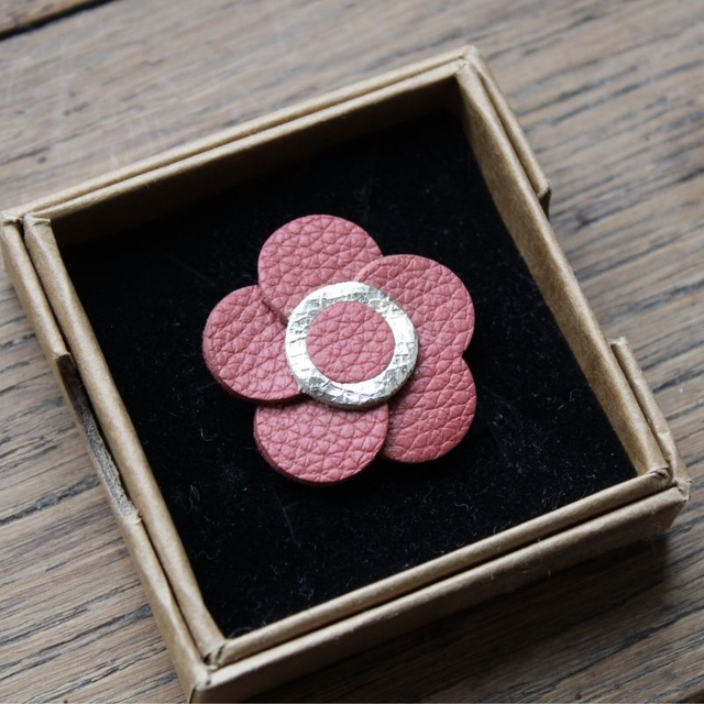 Broche inspiration coquelicot, cuir bois de rose et doré 