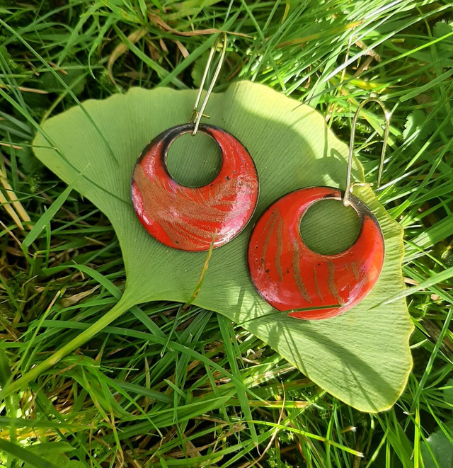 Boucles d&#039;oreilles Rondes Ajourées Rouge et Or