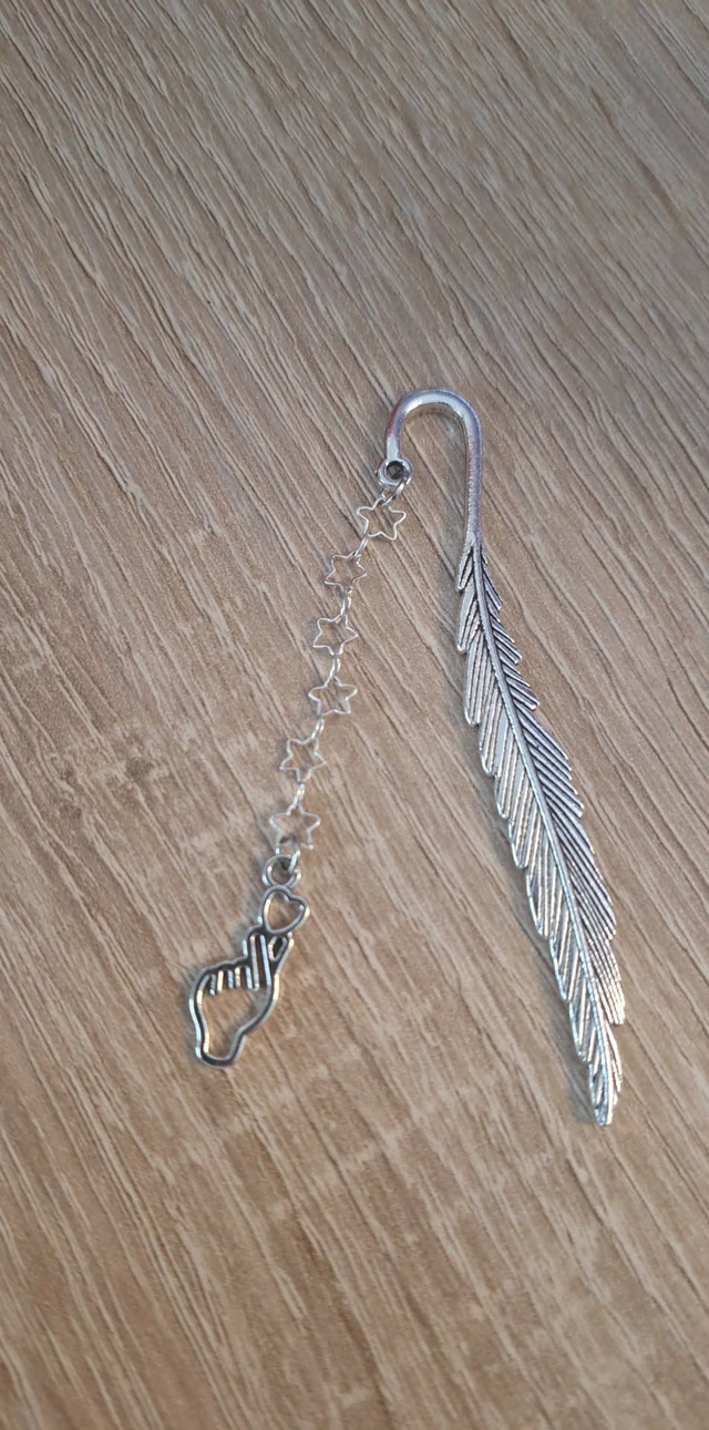 Marque-page en métal argenté en forme de plume avec chaîne étoilée et breloque cœur