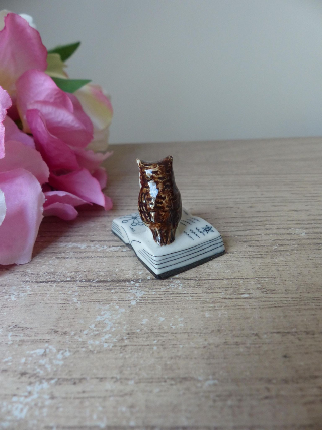 Miniature figurine porcelaine Hibou savant sur livre, Fève Hibou intelligent, connaissance, cadeau étudiant, professeur, rentrée des classes