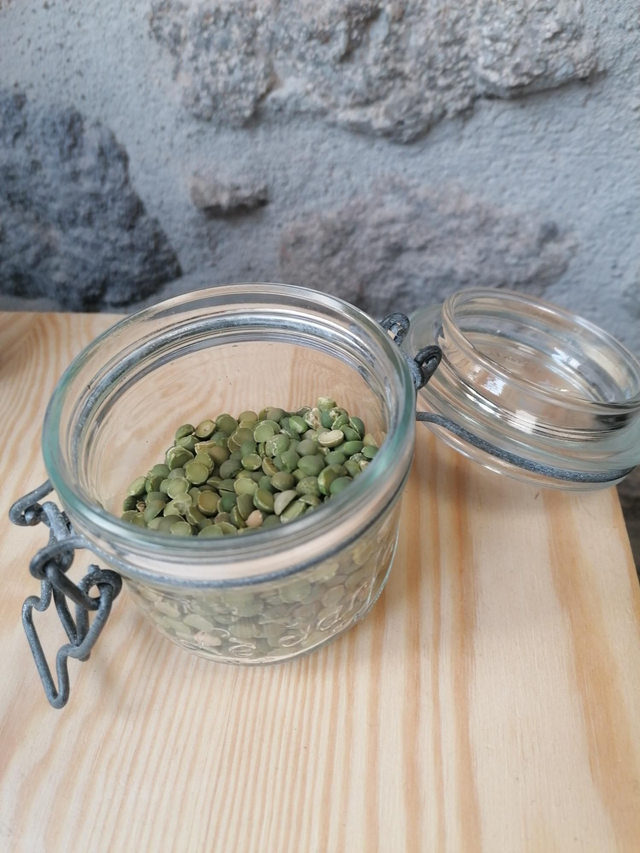 Pois Cassés Verts. Prix Pour 100g 