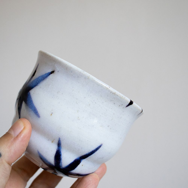 Gobelet à motifs noirs