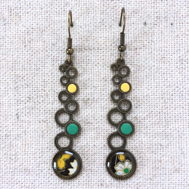 Boucles d’oreilles « Clarinette » bronze, cuir vert et jaune + papier washi résiné 