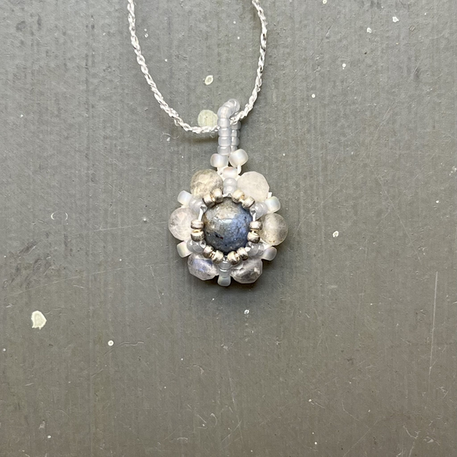 Collier pendentif en forme de fleur gris clair en labradorite