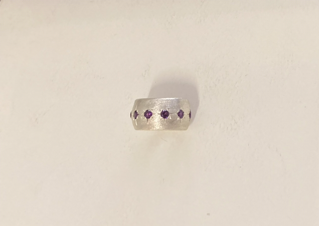 Anello argento fascia zirconi viola