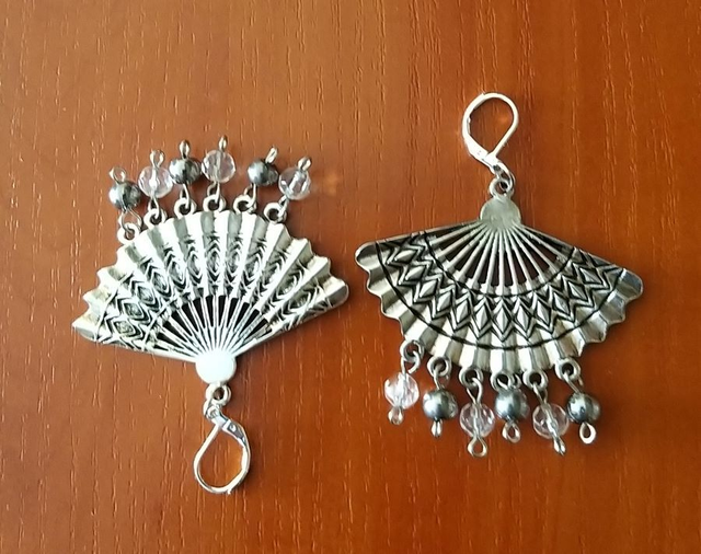 Ezüst színű legyező fülbevaló gyöngyökkel