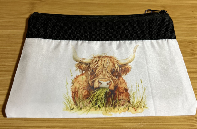 P21. Medium zip bag, Highland cow