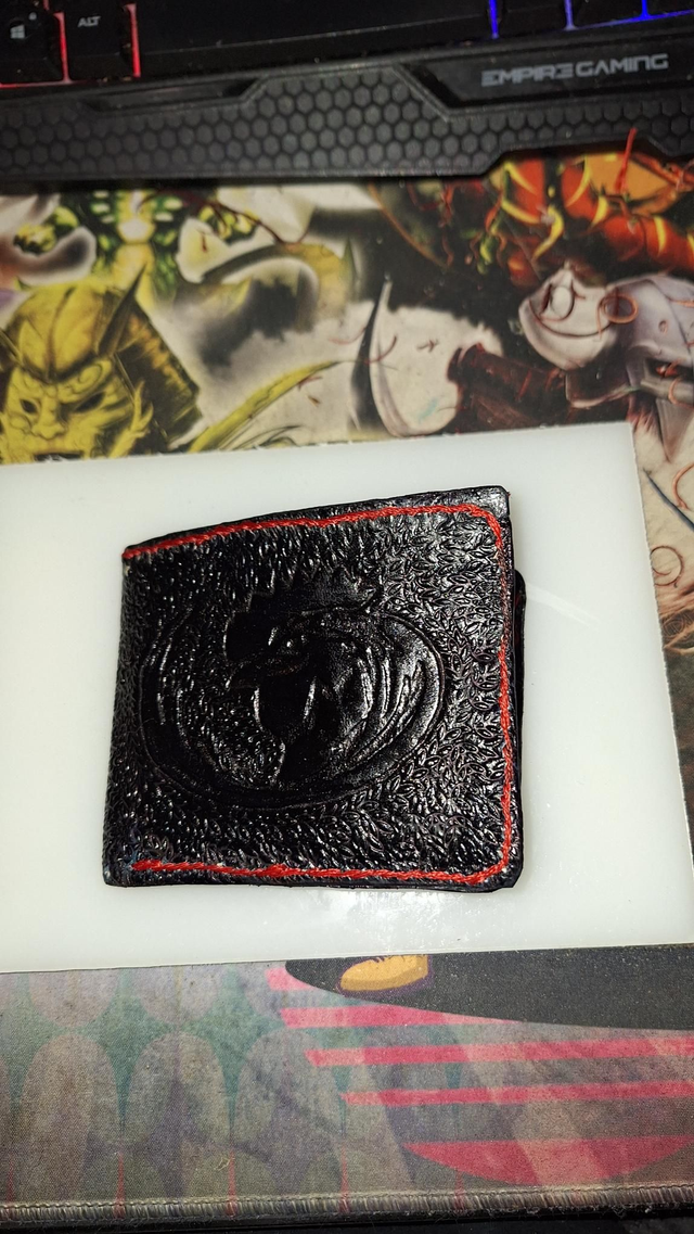 Portefeuille Cuir Noir Gravé Coq – Fait Main – Coutures Rouges – Symbole France