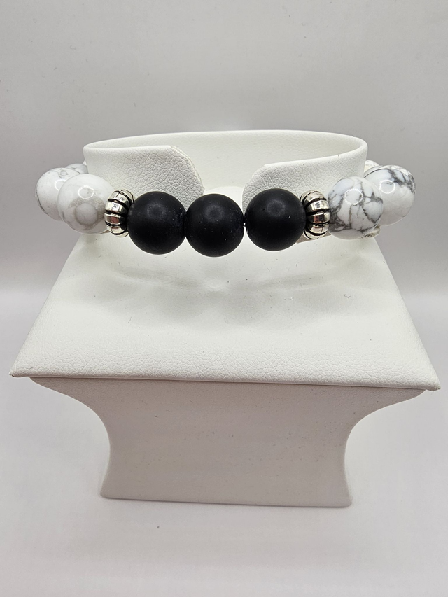 Mens Howlite &amp; Black Onyx Bracelet.