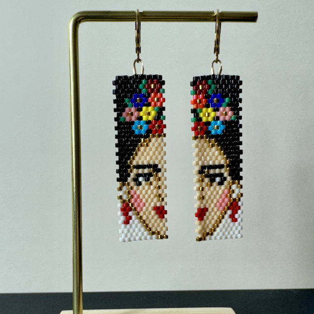 Boucles d’oreilles Frida – Portrait coloré en perles