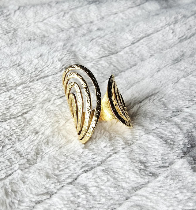 Bague "Nazah" en acier doré et réglable à l'avant en a