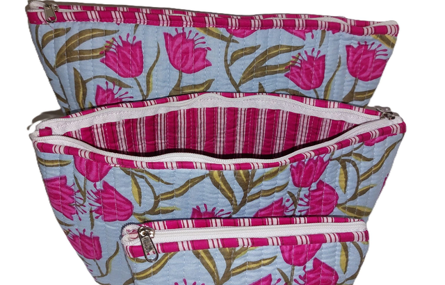 Trousse de toilette matelassée – Trousse de maquillage - Coton doublé fait main - Motif floral rose et bleu