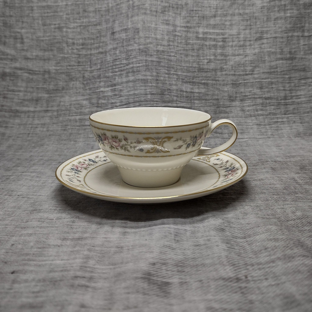 Thomas | Kop (diameter 10 | hoogte 5 cm) en Schotes (diameter 15 | hoogte 2 cm) Ecru &#039;Rozen en Vergeet me nietjes&#039; decor | Vintage