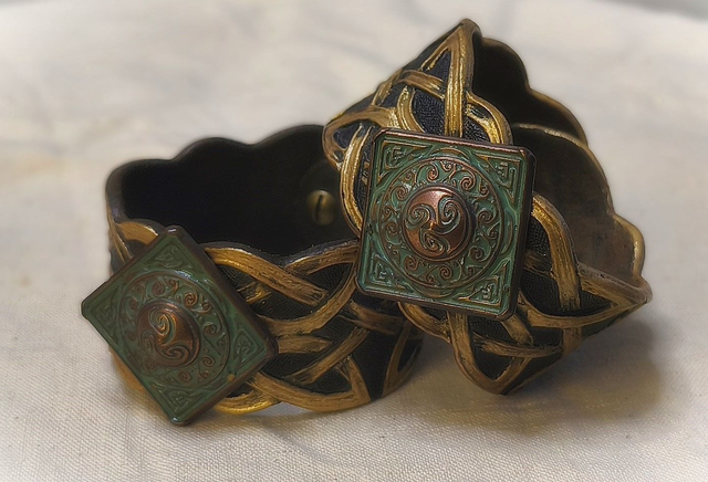 Bracelet celtique en cuir repoussé d'entrelacs dorés