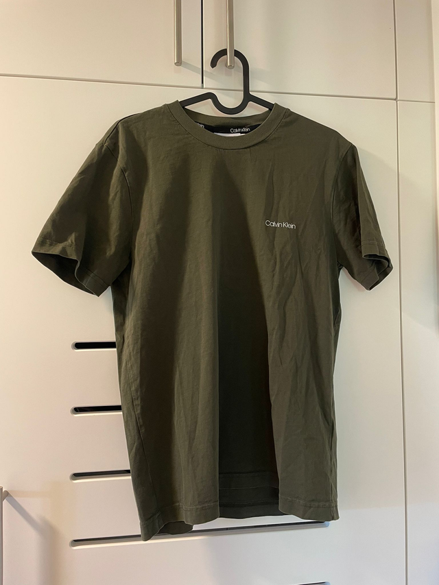 T-shirt vert kaki Calvin Klein (8)
